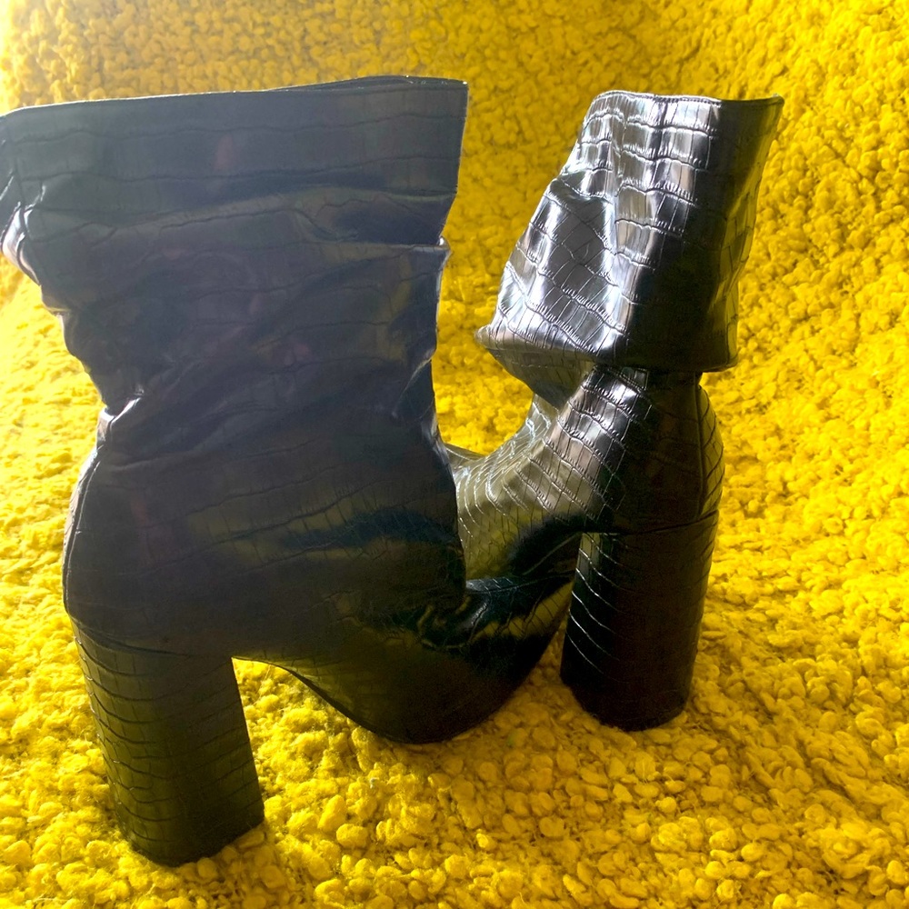 Black snake skin slouchy bootie 🖤.